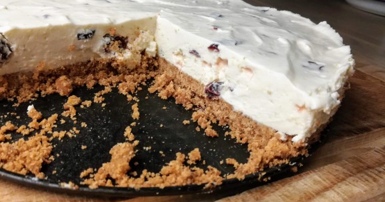 Cheesecake med limeskal og tørrede søde tranebær.